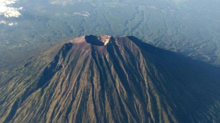 Gunung Agung Semburkan Abu Vulkanik 3000 M, BNPB: Bali Aman