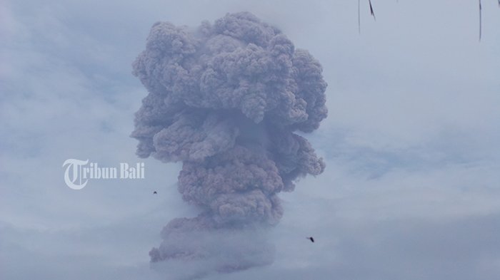 gunung-agung-kembali-erupsi_20171224_110421.jpg