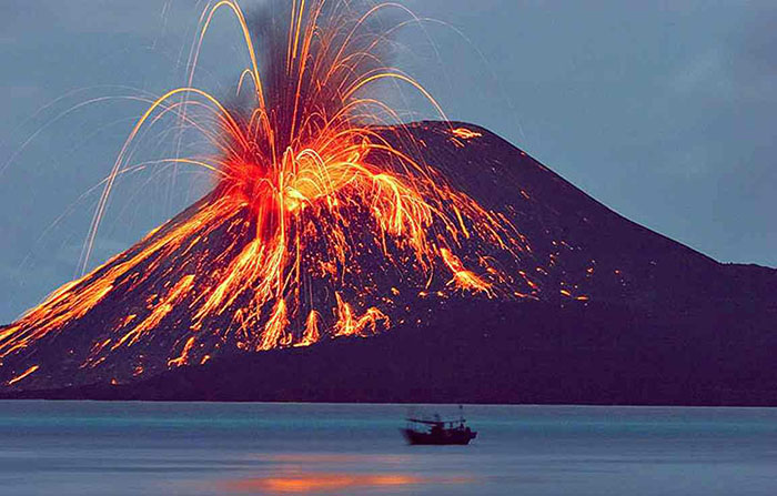 gunung-krakatau-meletus_20160826_124634.jpg