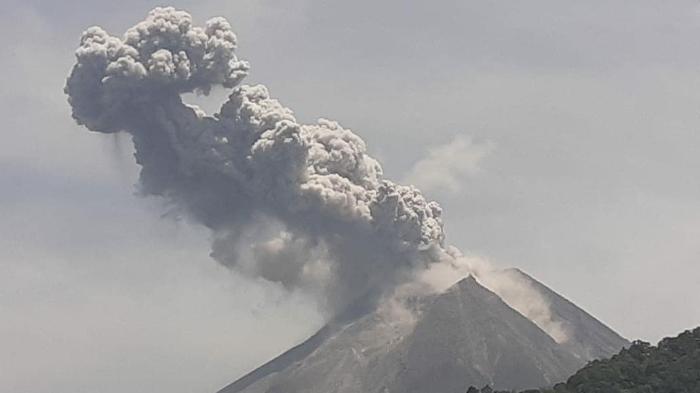 BREAKING NEWS - Gunung Merapi Meletus, Tinggi Kolom Asap Capai 1.000 Meter