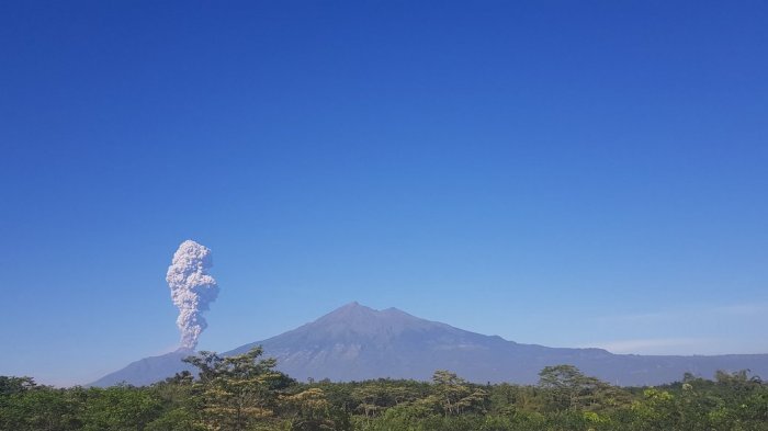 gunung-merapi-mengeluarkan-asap-tebal-jumat-1152018-pagi-ini_20180511_110232.jpg