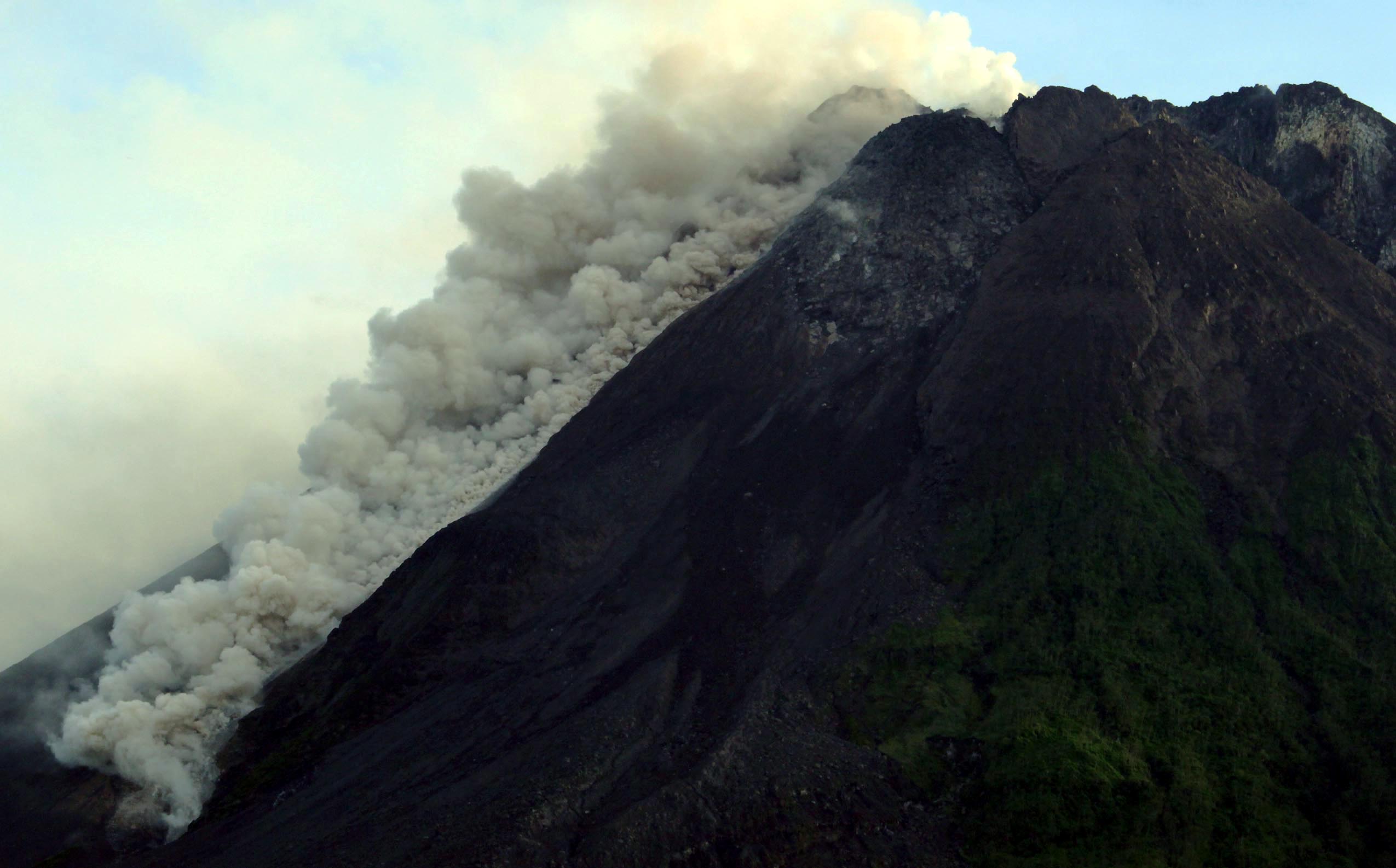 UPDATE Erupsi Merapi Sabtu Sore, Puncak Gunung Diguyur Hujan, BPPTKG: Waspadai Banjir Lahar