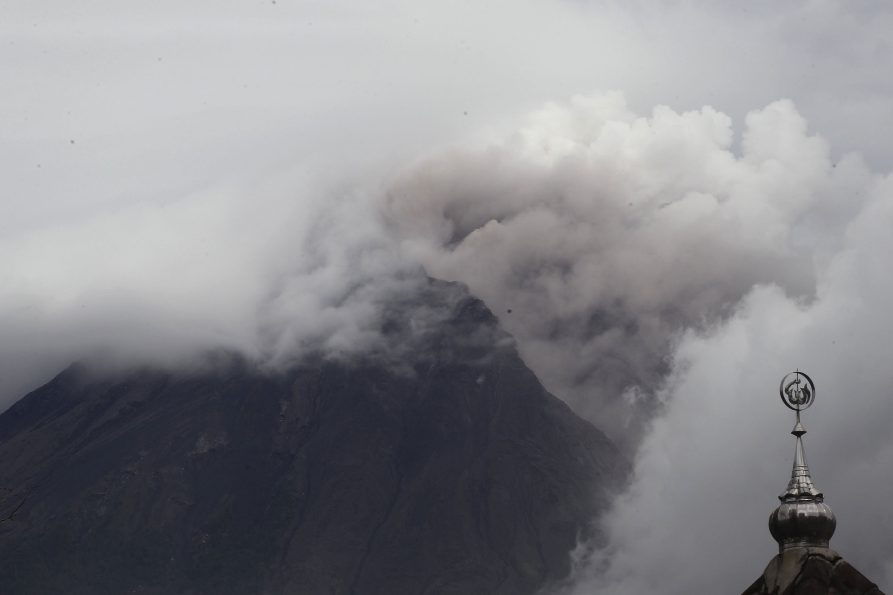 gunung-semeru-kembali-luncurkan-awan-panas_20211206_161946.jpg