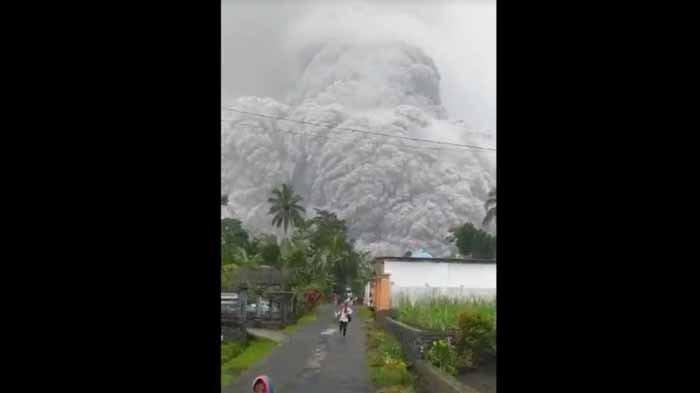 gunung-semeru-meletus.jpg