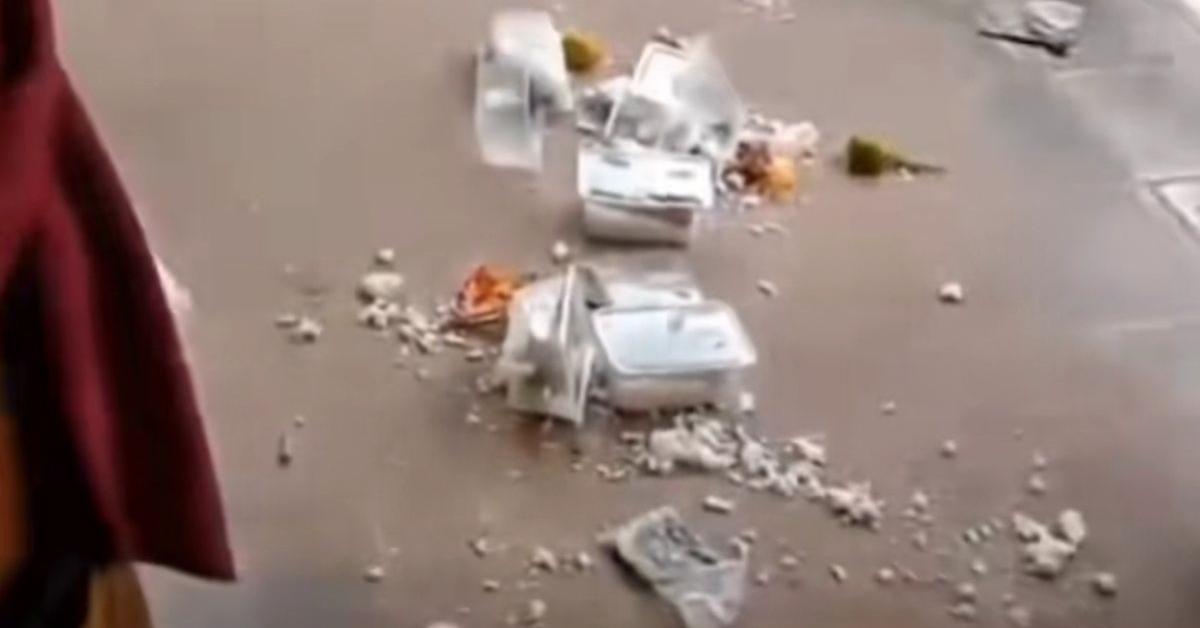 GURU BANTING NASI -  Tangkapan layar video viral guru SD lempar nasi ke lantai di Kabupaten Kampar, Riau, Selasa (11/11/2025). Dua guru honorer SD di Kampar dipecat setelah membanting nasi kotak pemberian Disdikpora Kampar.