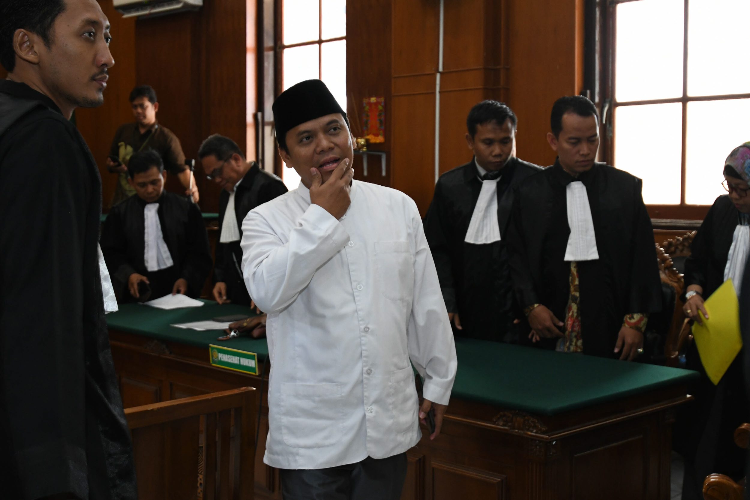 gus-nur-divonis-1-tahun-6-bulan_20191024_125324.jpg