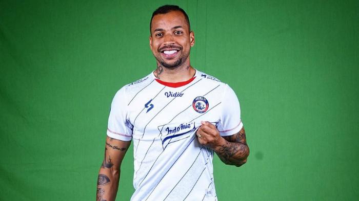 gustavo-almeida-penyerang-28-tahun-asal-brasil-yang-membela-arema-fc.jpg