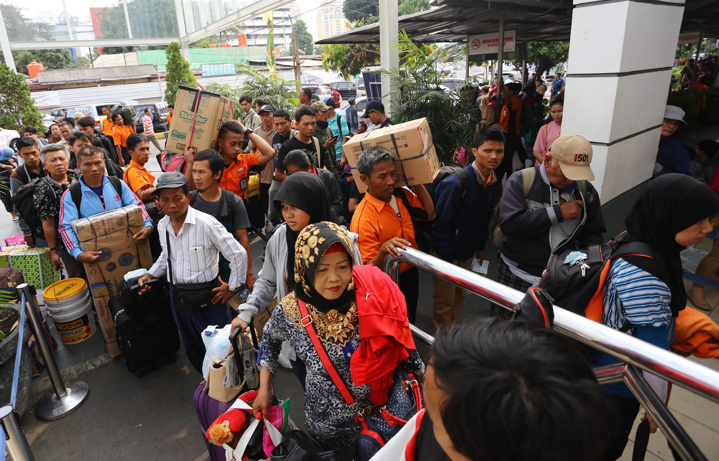 h-7-mudik-di-stasiun-senen_20150713_154919.jpg