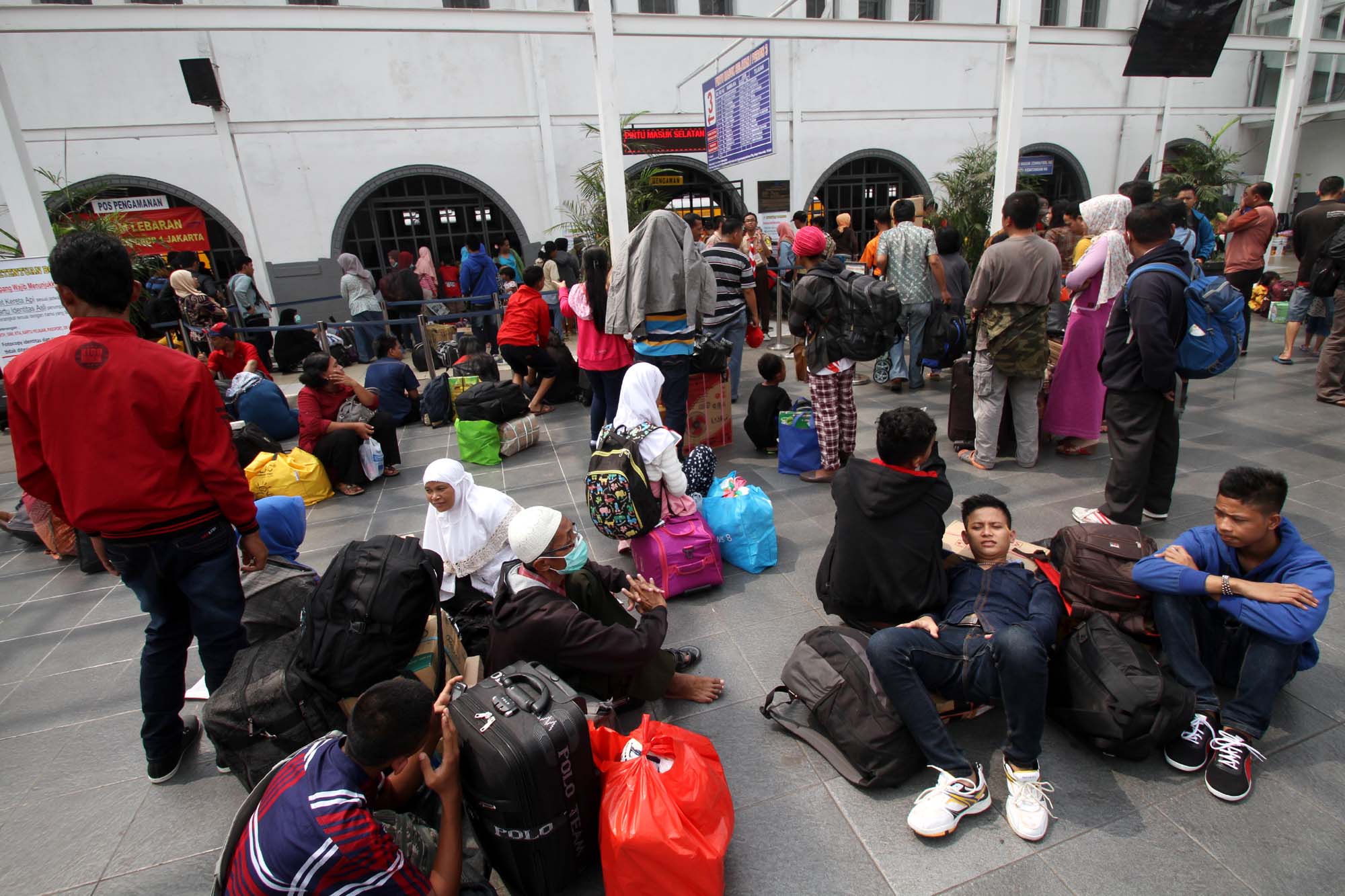 h-7-stasiun-senen-dipenuhi-pemudik_20150710_173651.jpg
