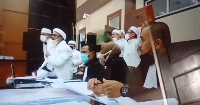 habib-ali-dan-haris-ubaidillah-mengipasi-rizieq-shihab-dengan-map-222.jpg