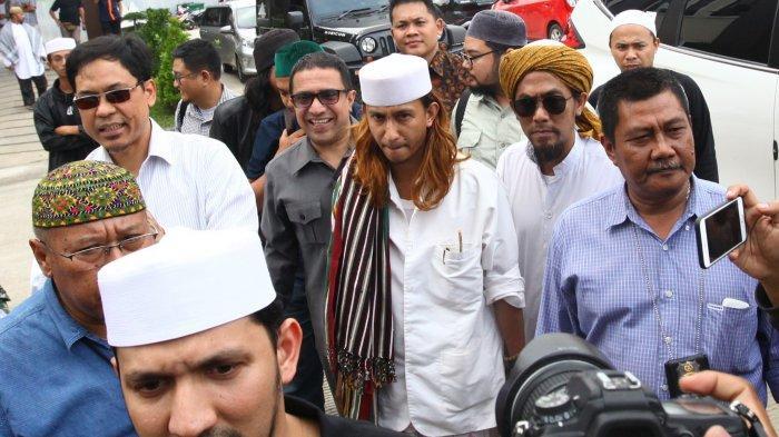 habib-bahar-bin-smith-memenuhi-panggilan-direktorat-kriminal-umum-polda-jabar-di-mapolda-jabar.jpg