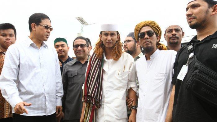 habib-bahar-bin-smith-memenuhi-panggilan-direktorat-kriminal-umum-polda-jabar.jpg