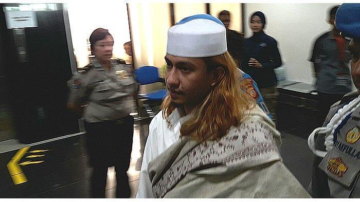 habib-bahar-bin-smith-saat-memasuki-ruang.jpg