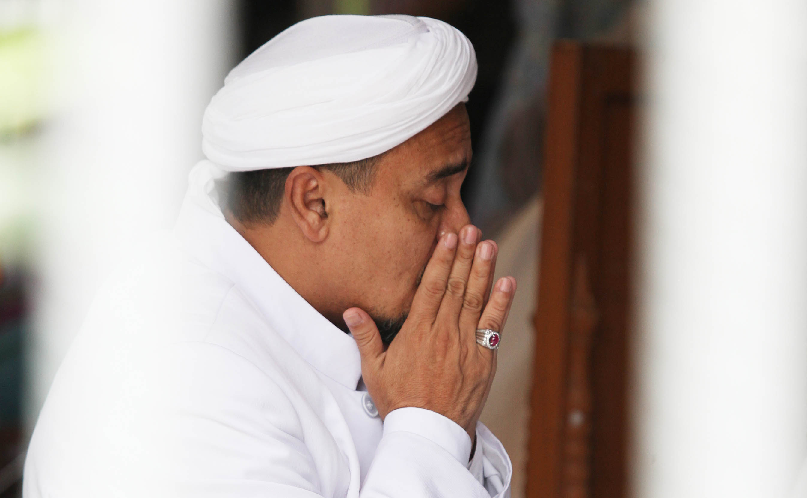 habib-rizieq-akhirnya-penuhi-panggilan-polda-jabar_20170214_004001.jpg