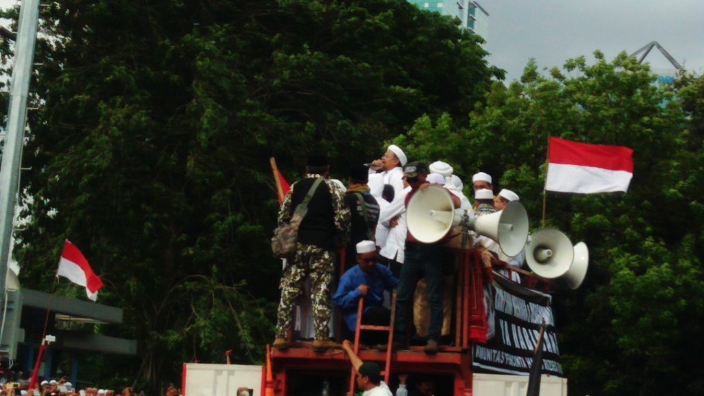 habib-rizieq-berorasi-di-hadapan-pendukungnya_20170123_164714.jpg