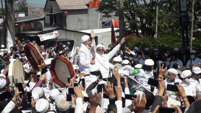 habib-rizieq-di-puncak-bogor-disambut-ribuan-simpatisan-12112.jpg