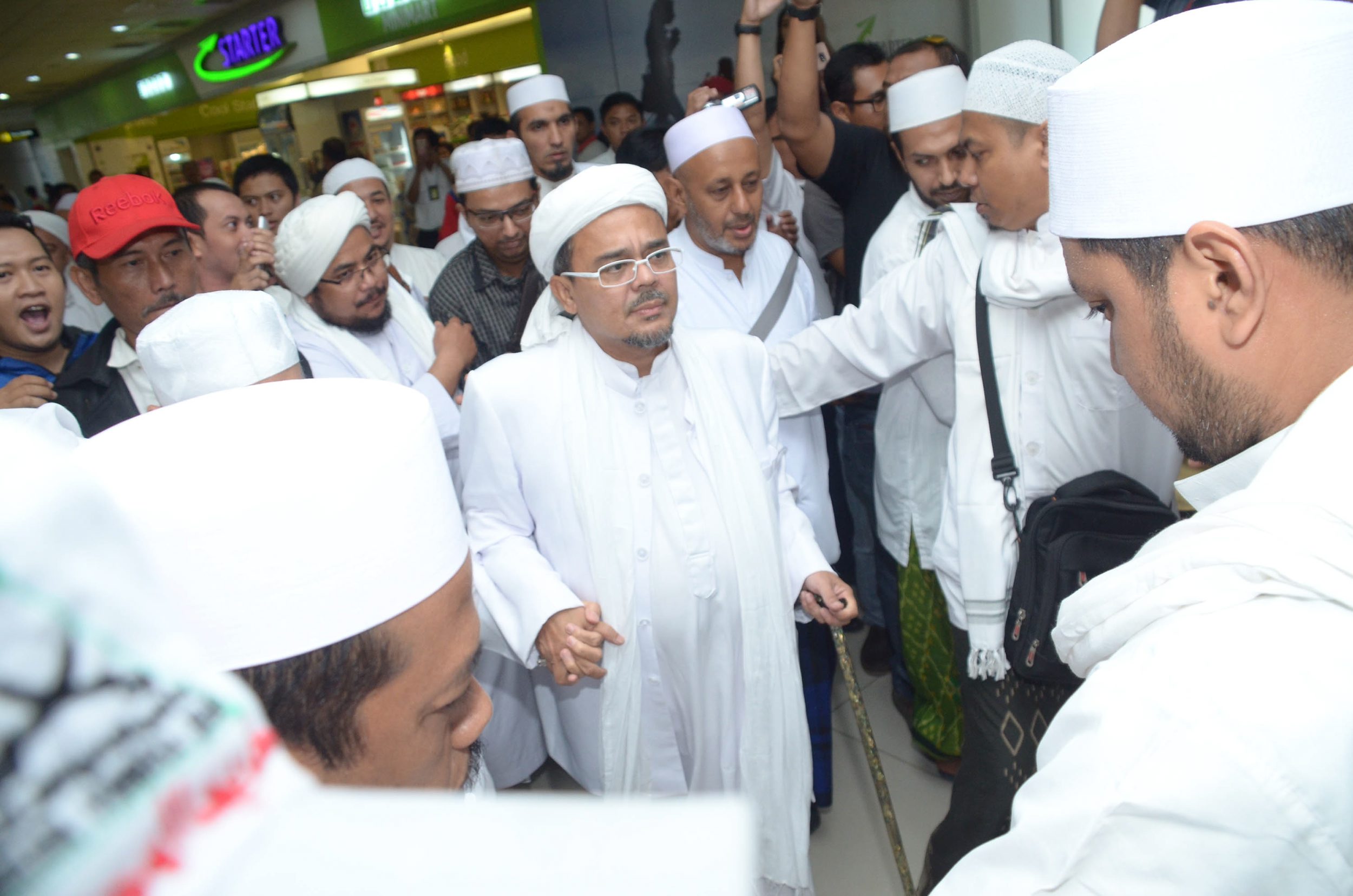 habib-rizieq-dikawal-ketetat-di-bandara-juanda_20170411_152824.jpg
