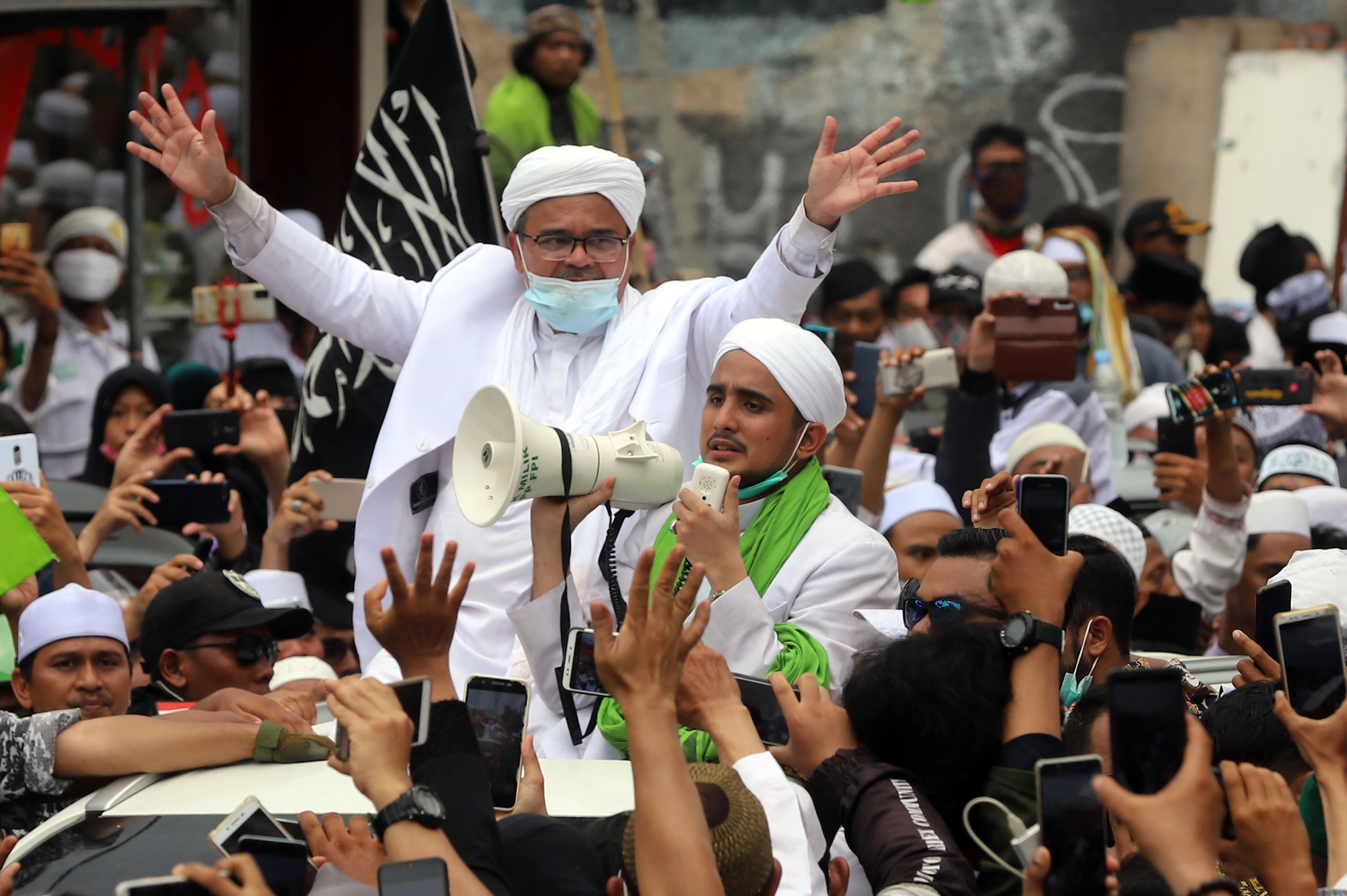 habib-rizieq-shihab-pulang-ke-indonesia_20201110_152309.jpg