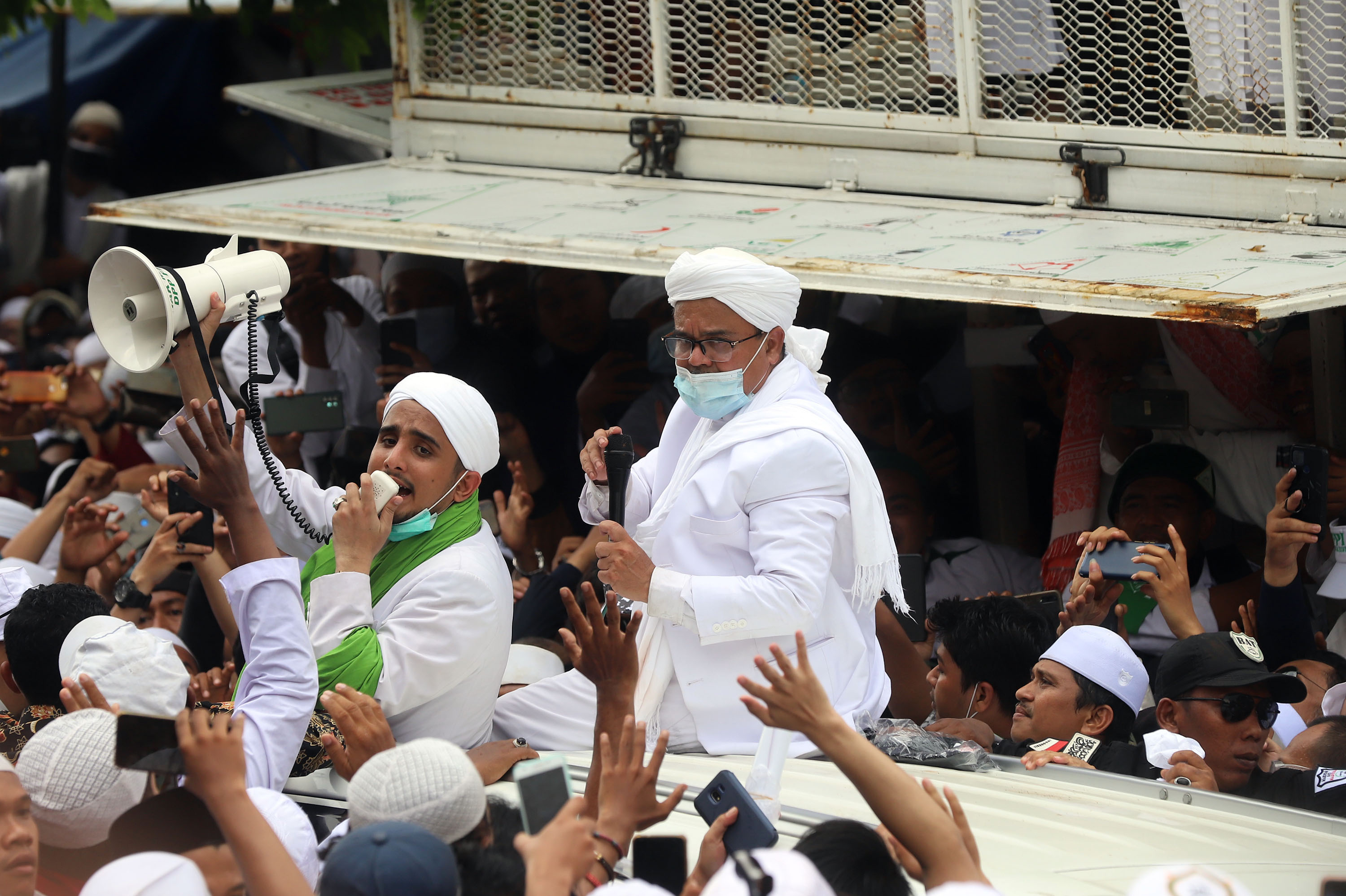 habib-rizieq-shihab-pulang-ke-indonesia_20201110_153708.jpg
