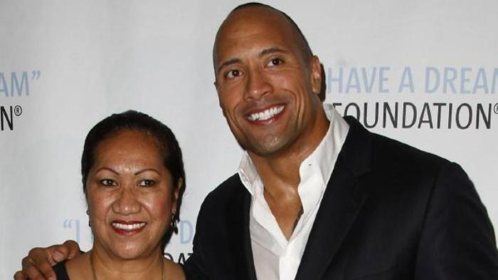 hadiahi-rumah-untuk-kado-natal-dwayne-the-rock-buat-ibunya-menangis-terharu.jpg
