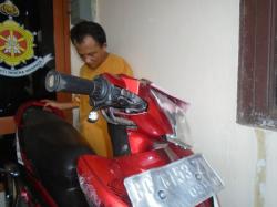 hairul-saat-diamankan-di-polsekta-sukarami-karena-menjambret_20150404_050601.jpg