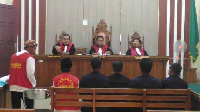 hakim-ismail-hidayat-tengah-saat-memimpin-sidang-di-pn-tanjungkarang.jpg