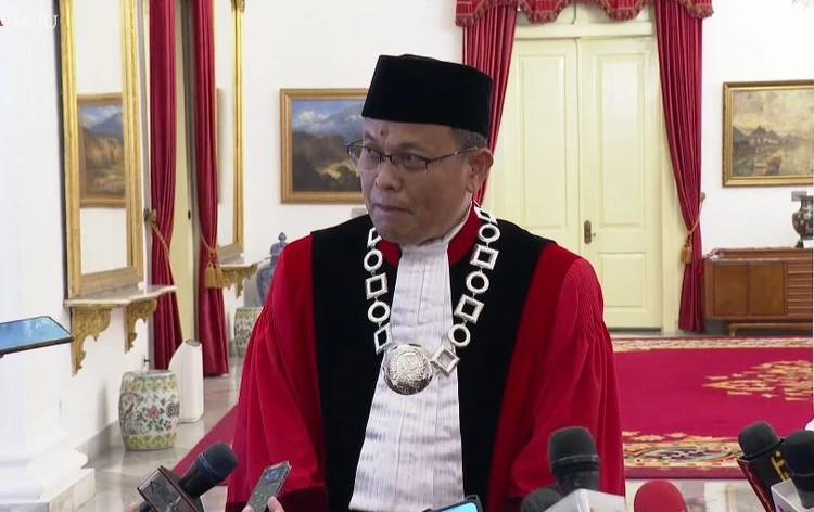 hakim-mahkamah-konstitusi-mk-guntur-hamzah-memberikan-keterangan-pers.jpg