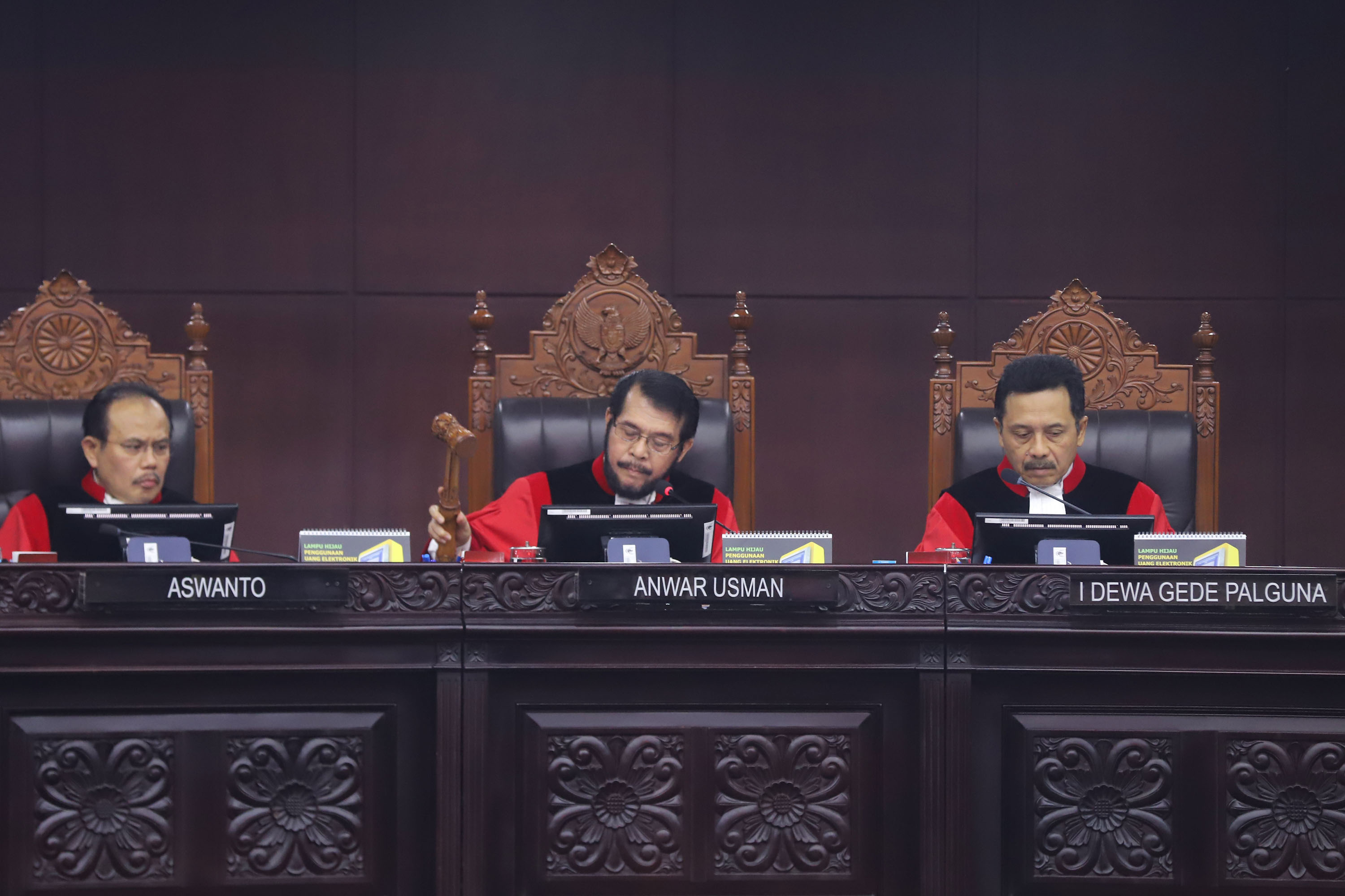 hakim-mk-tolak-gugatan-sengketa-pilpres-yang-diajukan-prabowo-sandi_20190627_221312.jpg