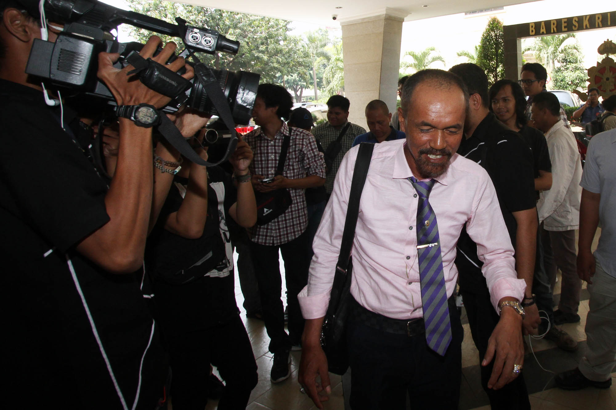 hakim-sarpin-jalani-pemeriksaan-di-bareskrim_20150825_012659.jpg