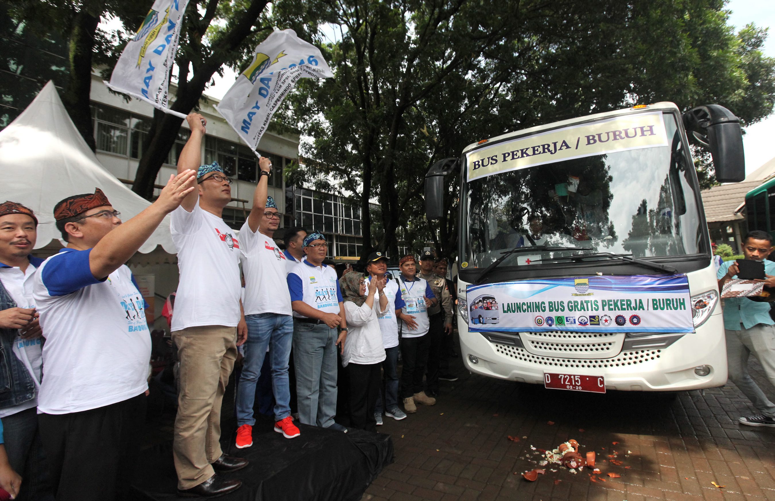 hanif-dhakiri-dan-ridwan-kamil-luncurkan-bus-buruh-di-bandung_20160502_124334.jpg