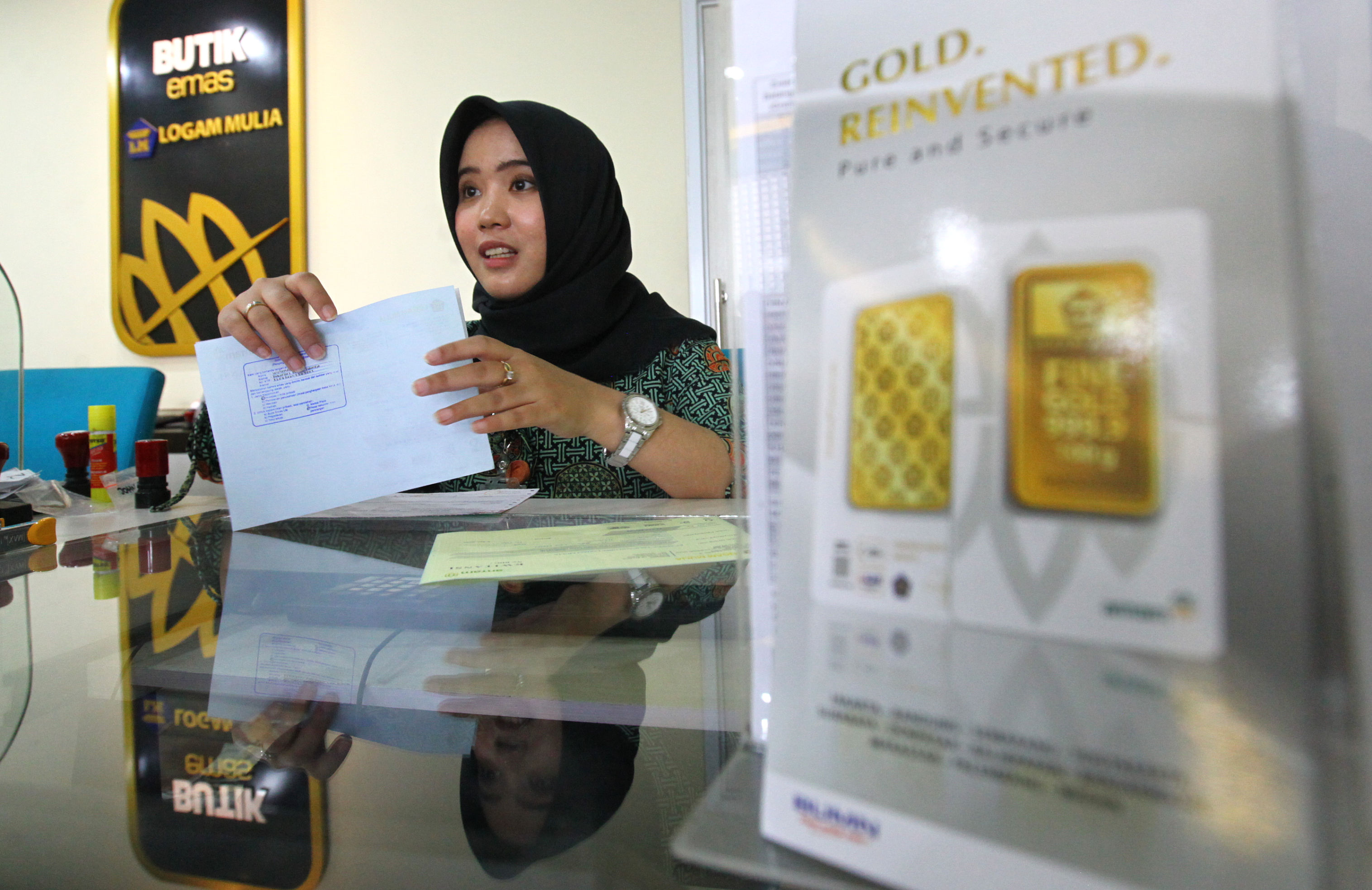 harga-emas-antam-naik-hampir-2-persen-di-butik-emas-bandung_20200108_154326.jpg
