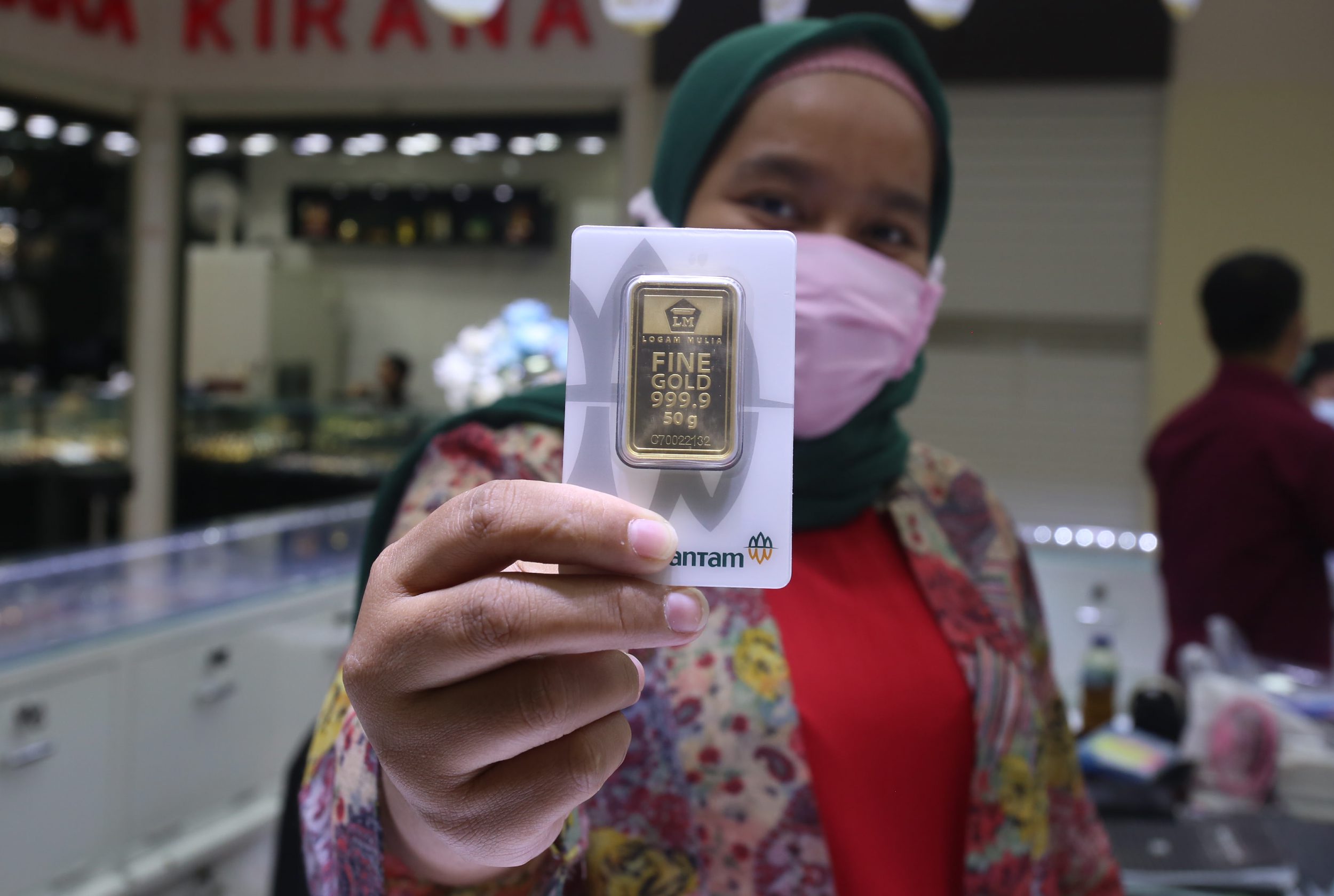 harga-emas-batangan-antam-mencapai-rp-1022000-per-gram_20200728_174619.jpg