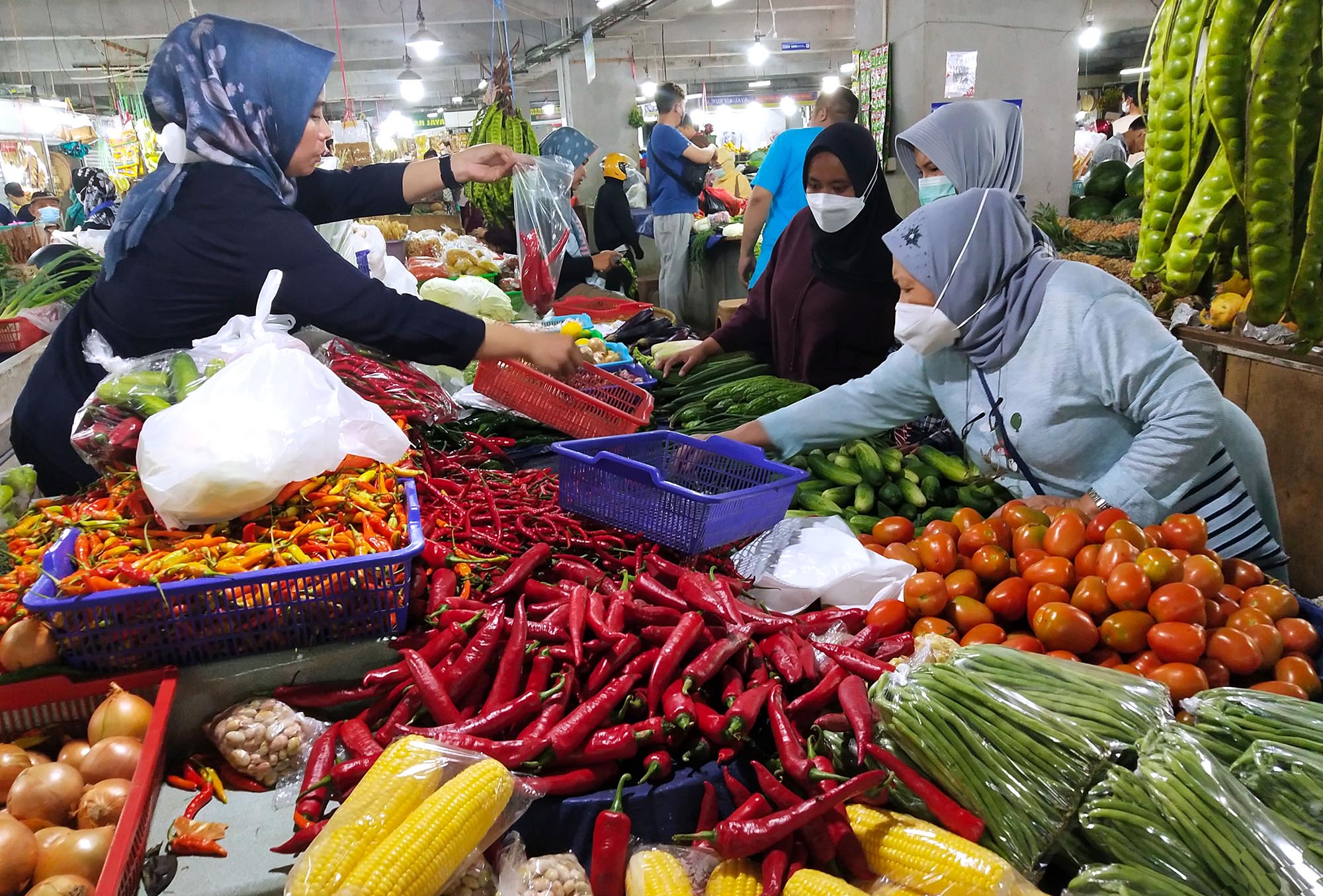 harga-kebutuhan-pokok-di-pasar-kosambi-bandung_20220425_191212.jpg