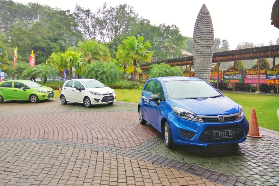 harga-proton-iriz-di-bawah-rp-200-juta_20170209_135119.jpg