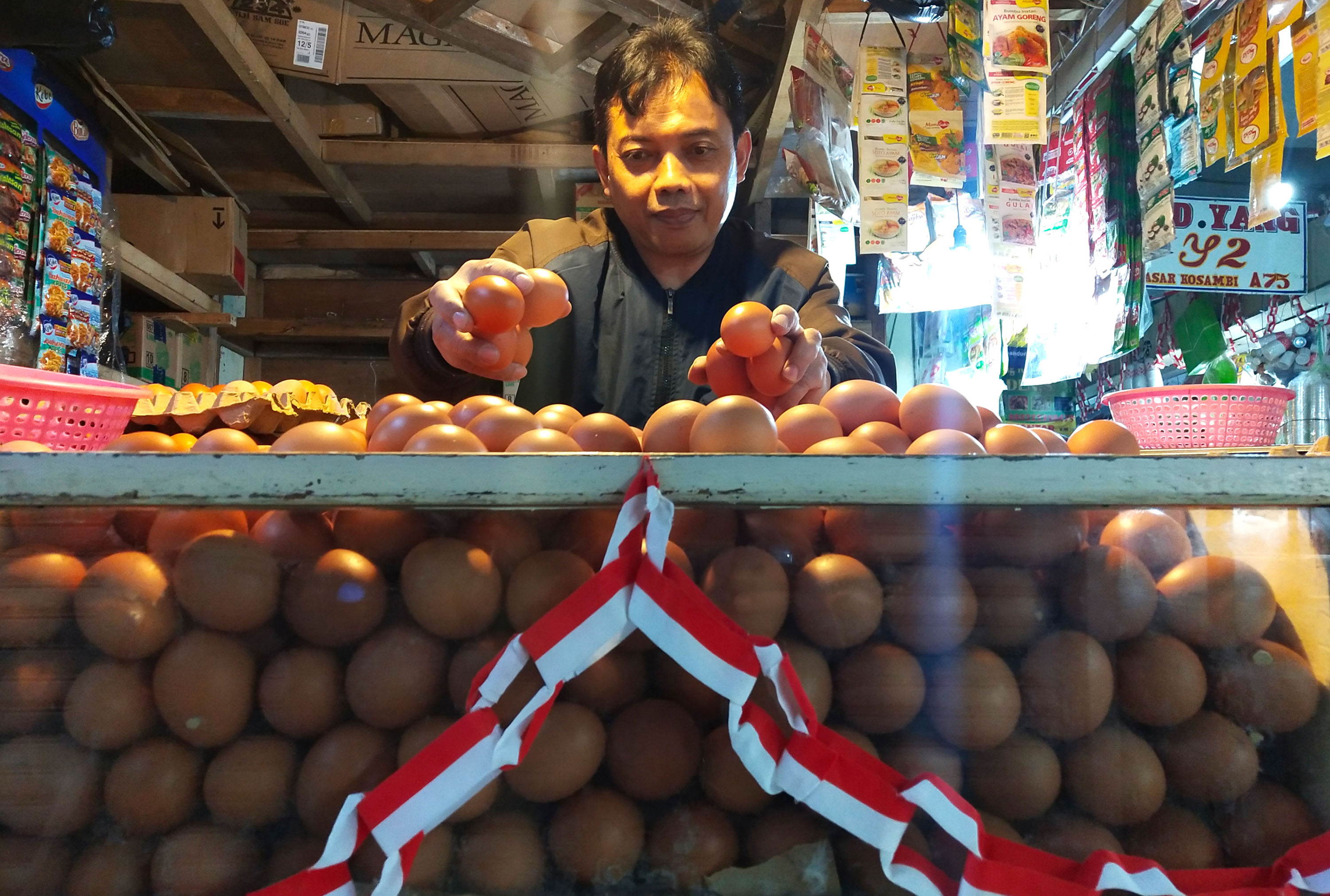 harga-telur-naik-omzet-pedagang-turun_20220825_171054.jpg