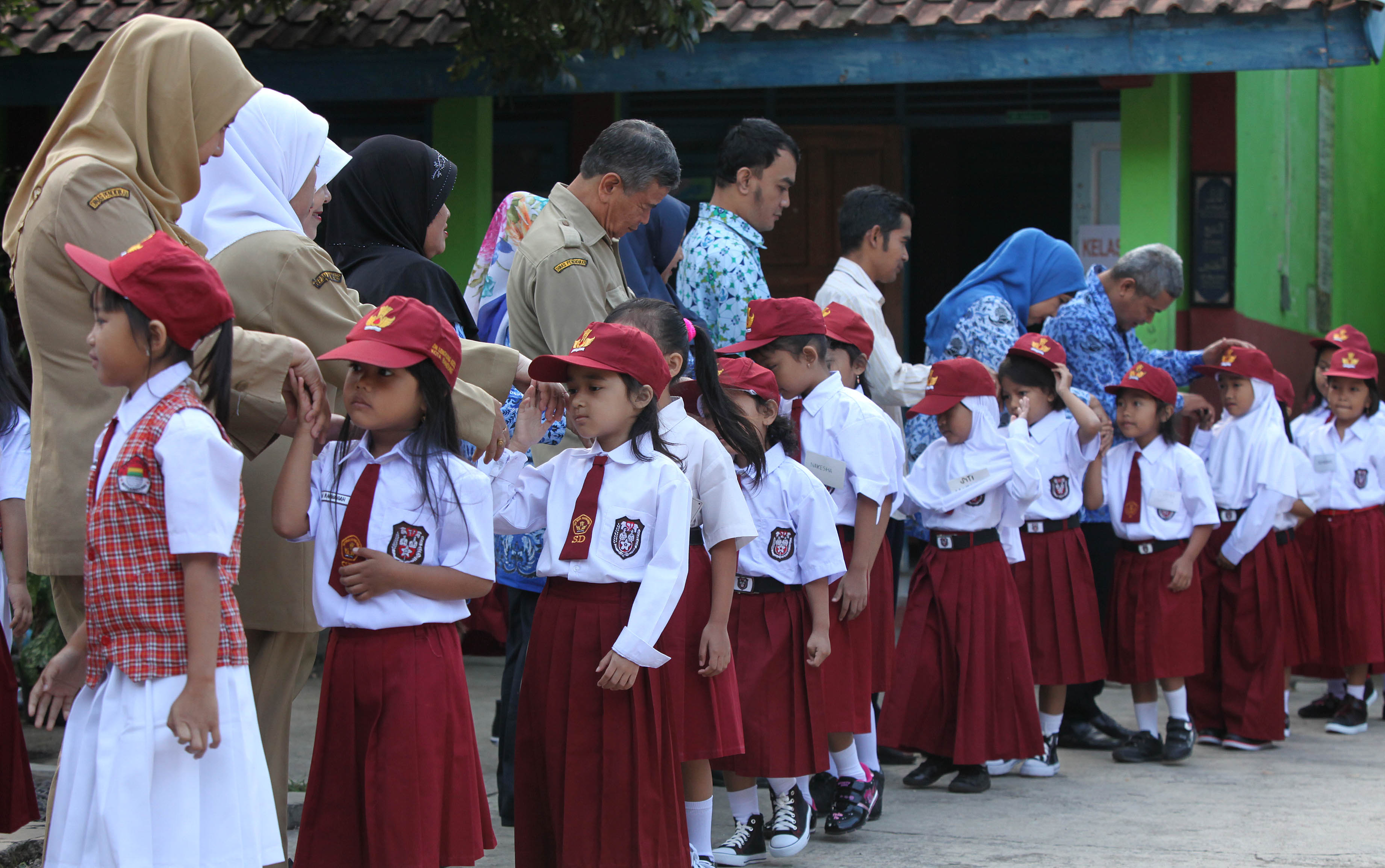 hari-pertama-masuk-sekolah-di-sdn-lengkong-kecil-bandung_20170717_190047.jpg
