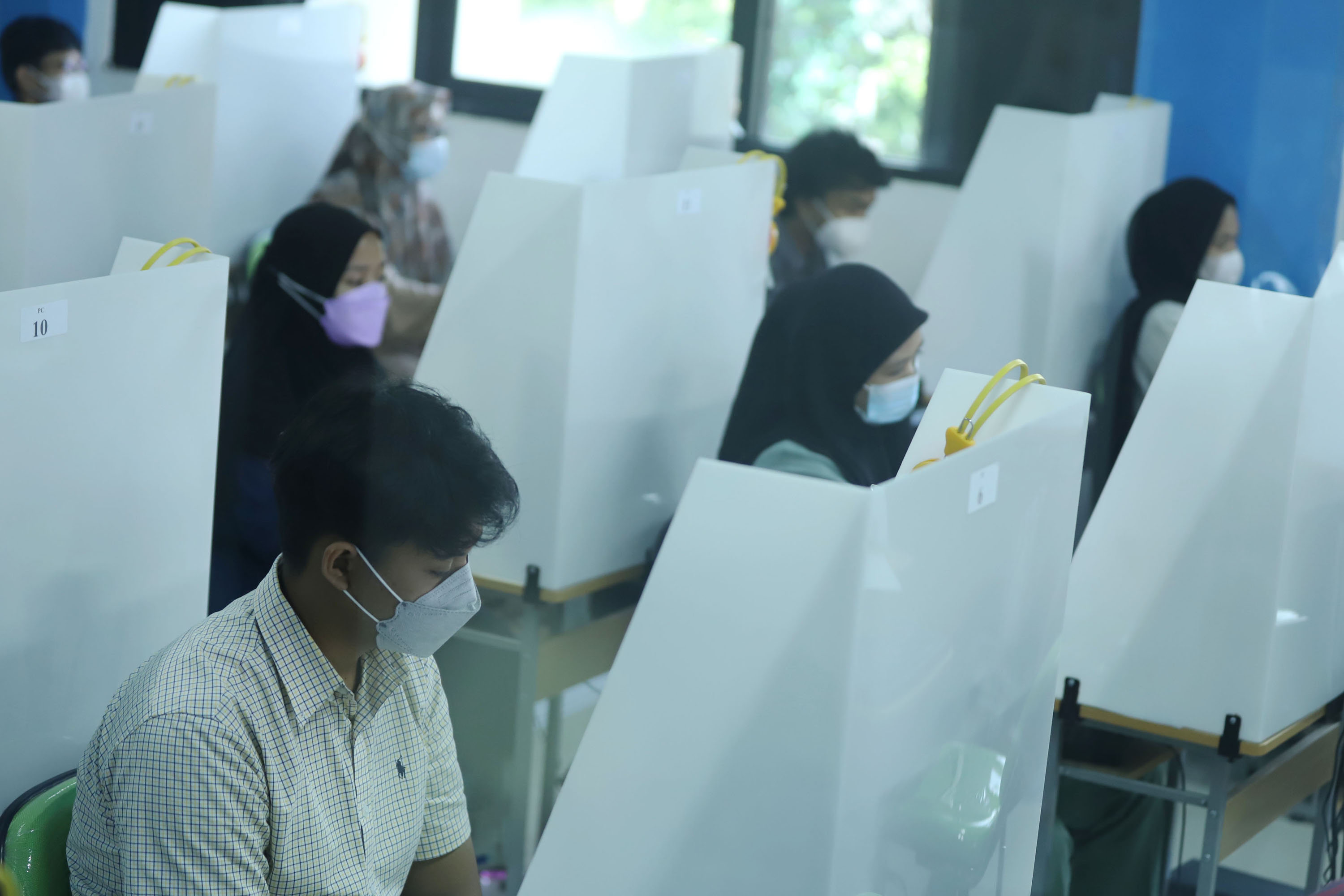 hari-pertama-utbk-sbmptn-2021-di-jakarta_20210412_182055.jpg