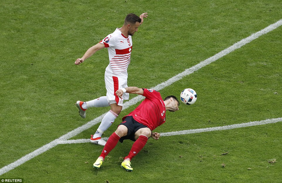 haris-seferovic-lorik-cana_20160612_000122.jpg