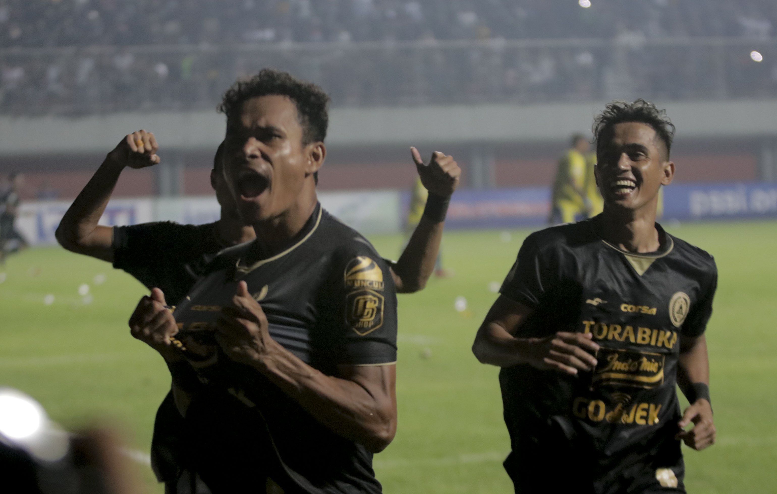 haris-tuharea-lakukan-selebrasi-usai-cetak-gol_20190201_105842.jpg