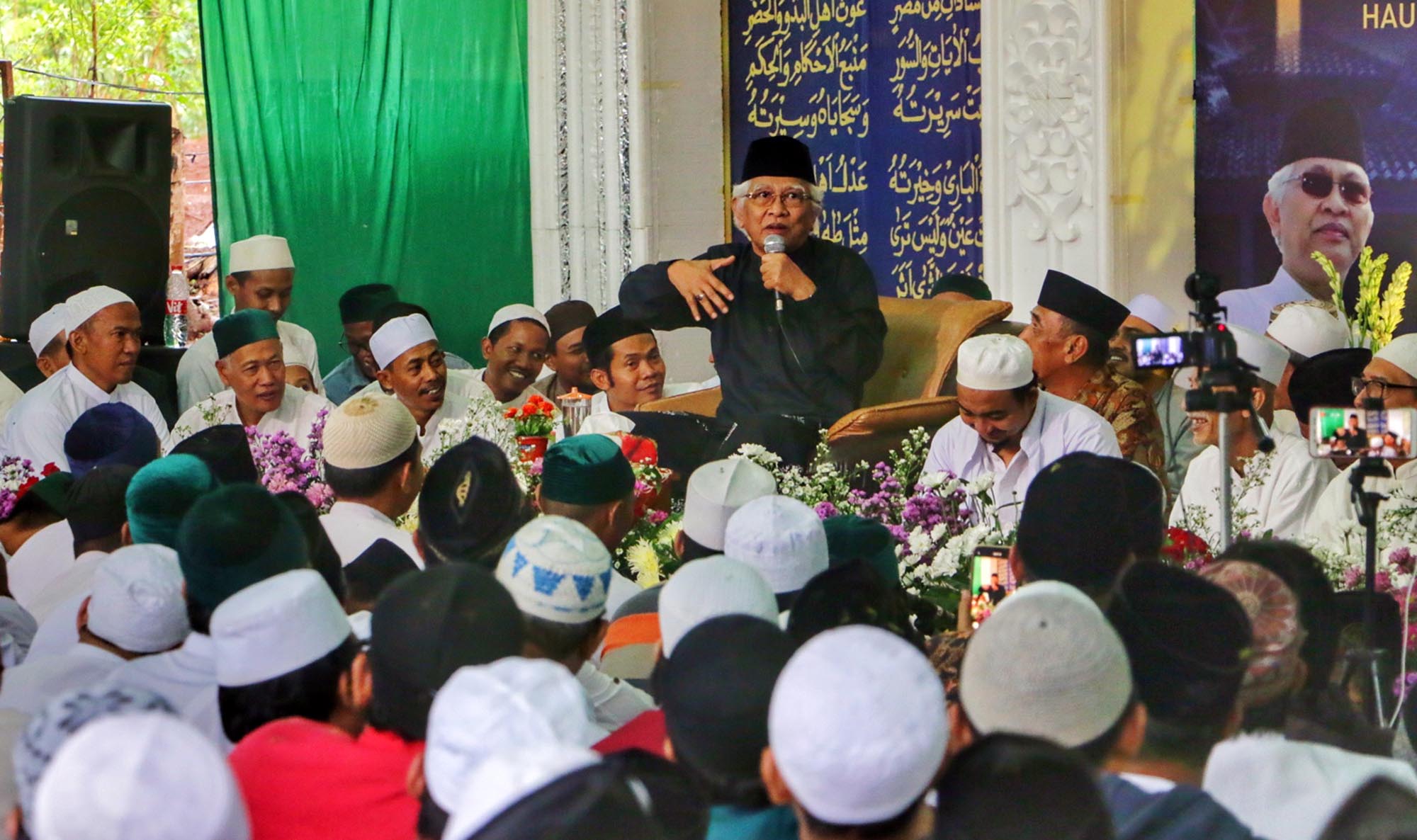 haul-syech-sulaiman-kyai-cagak-luas-bersama-kh-musthofa-bisri_20200105_213931.jpg