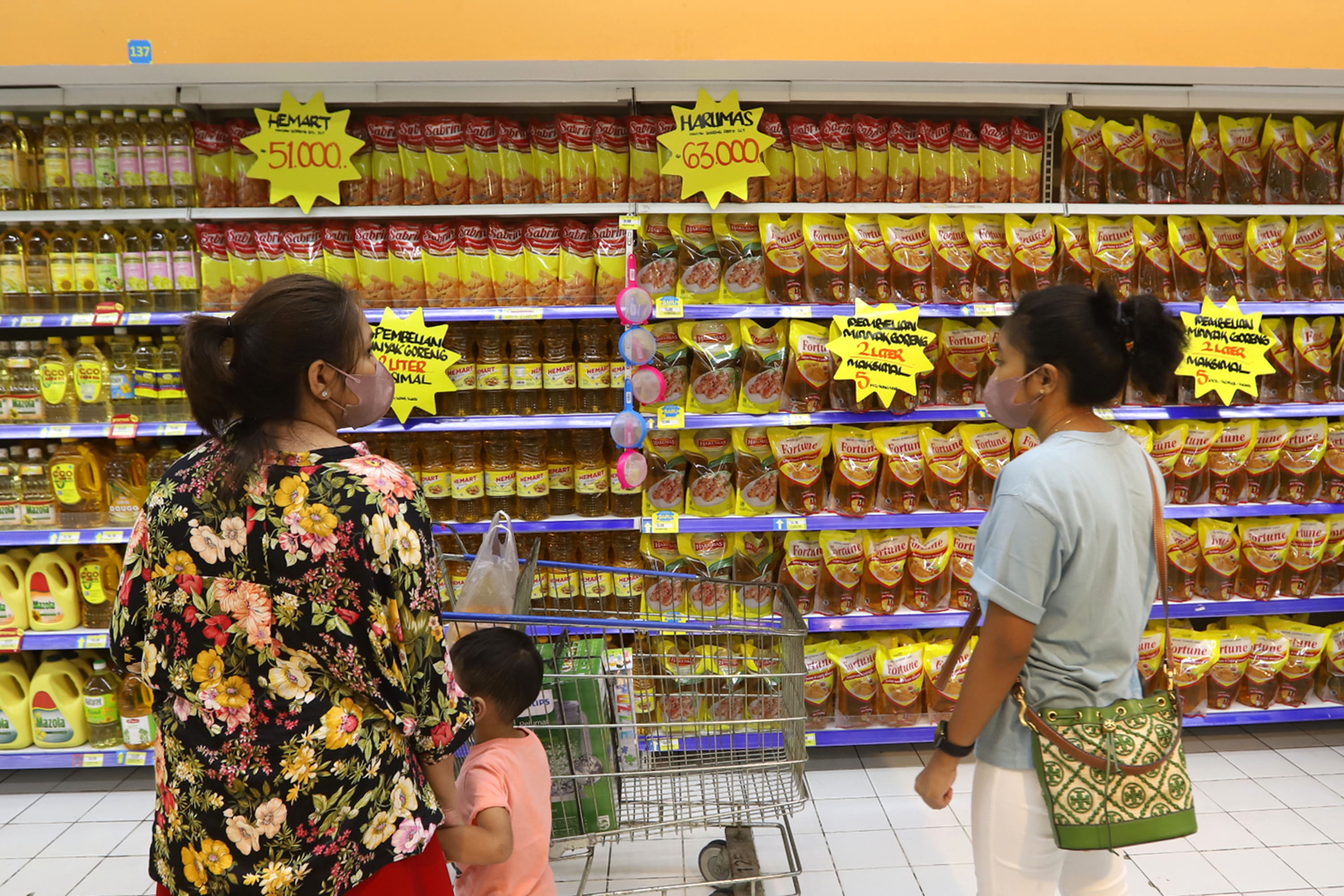het-dihapus-minyak-goreng-kemasan-melimpah-di-supermarket_20220318_182000.jpg