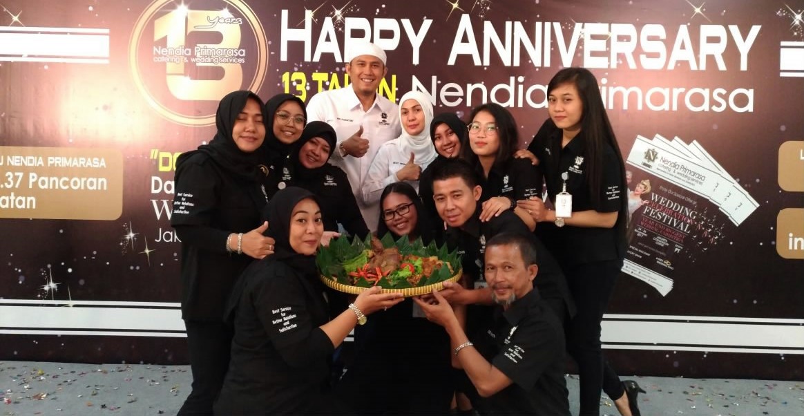 hheru-pujihartono-dan-resti-nendia-foto-bareng-karyawannya_20171124_214931.jpg
