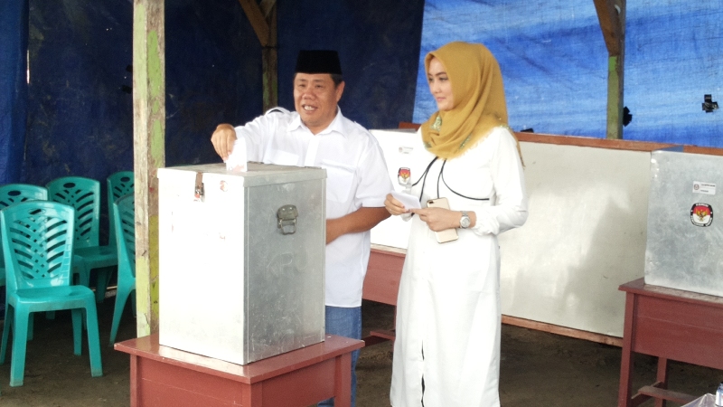 hidayat-arsani-dan-istri_20170215_112432.jpg