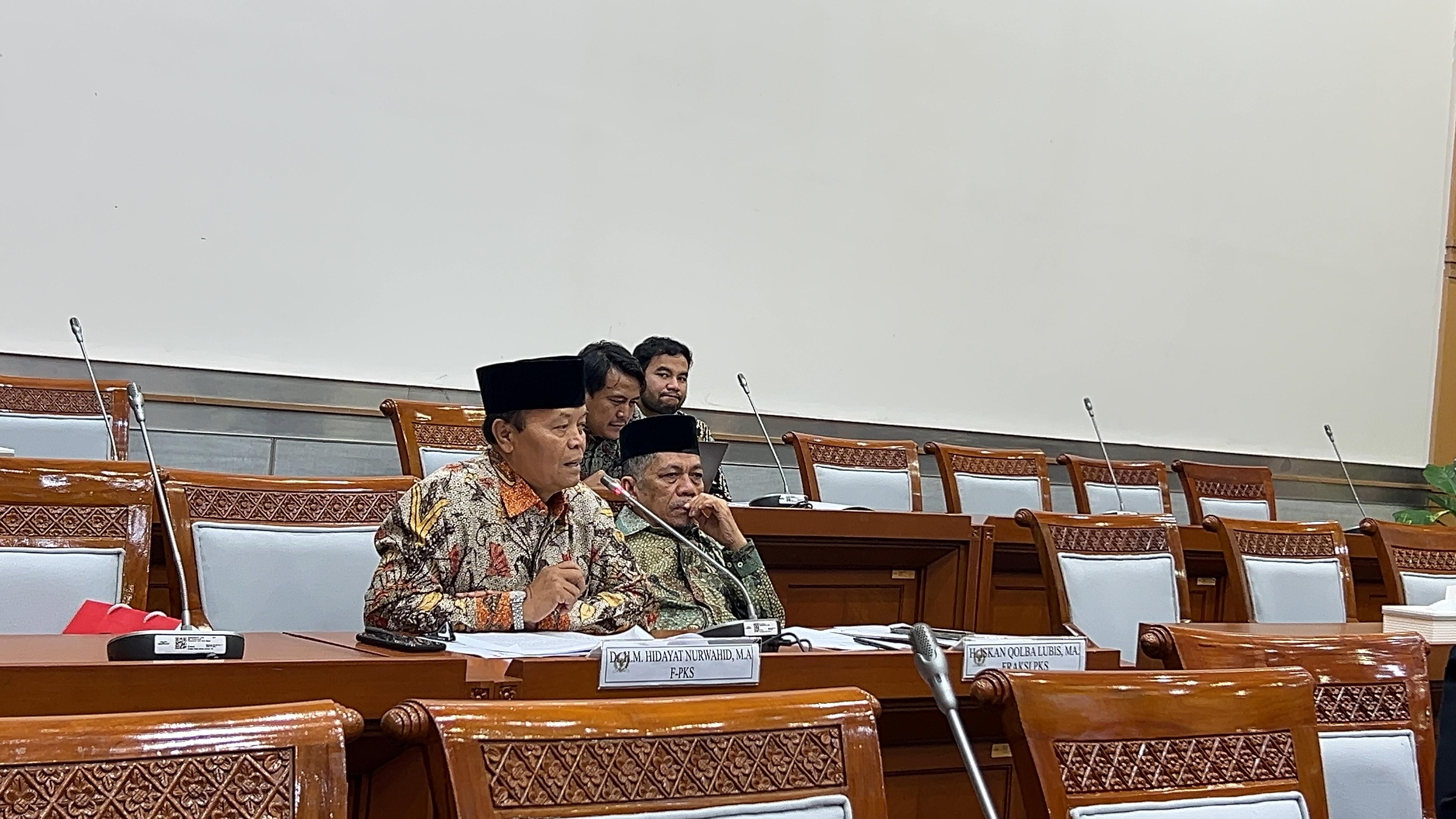 hidayat-nur-wahid-hadir-di-forum-rapat-kerja-komisi-viii.jpg