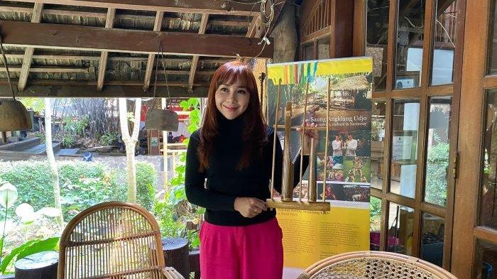 host-dan-instruktur-angklung-di-saung-udjo-lia-fahlevi.jpg