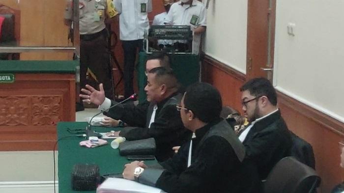 hotman-paris-saat-membela-kliennya-teddy-minahasa.jpg