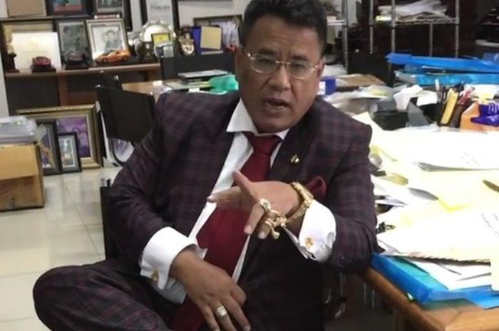 hotman-paris-tunjukkan-cincin-berlian-yang-jadi-jimat-kesuksesannya.jpg