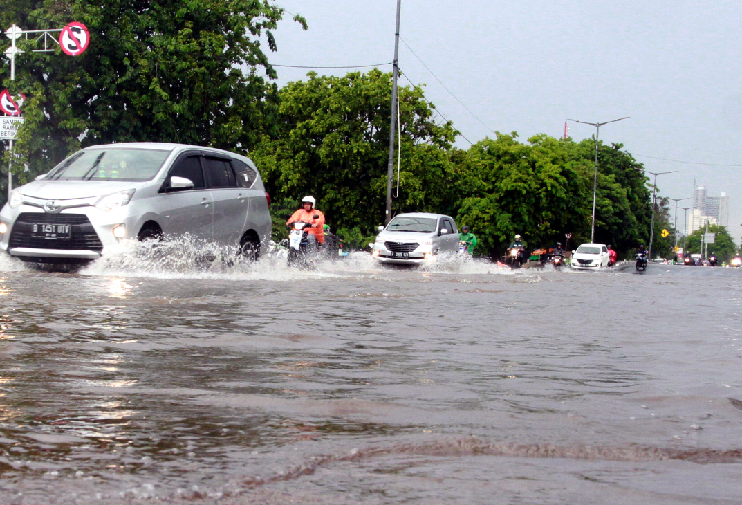 hujan-deras-sejumlah-ruas-jalan-protokol-jakarta-banjir_20171213_120352.jpg
