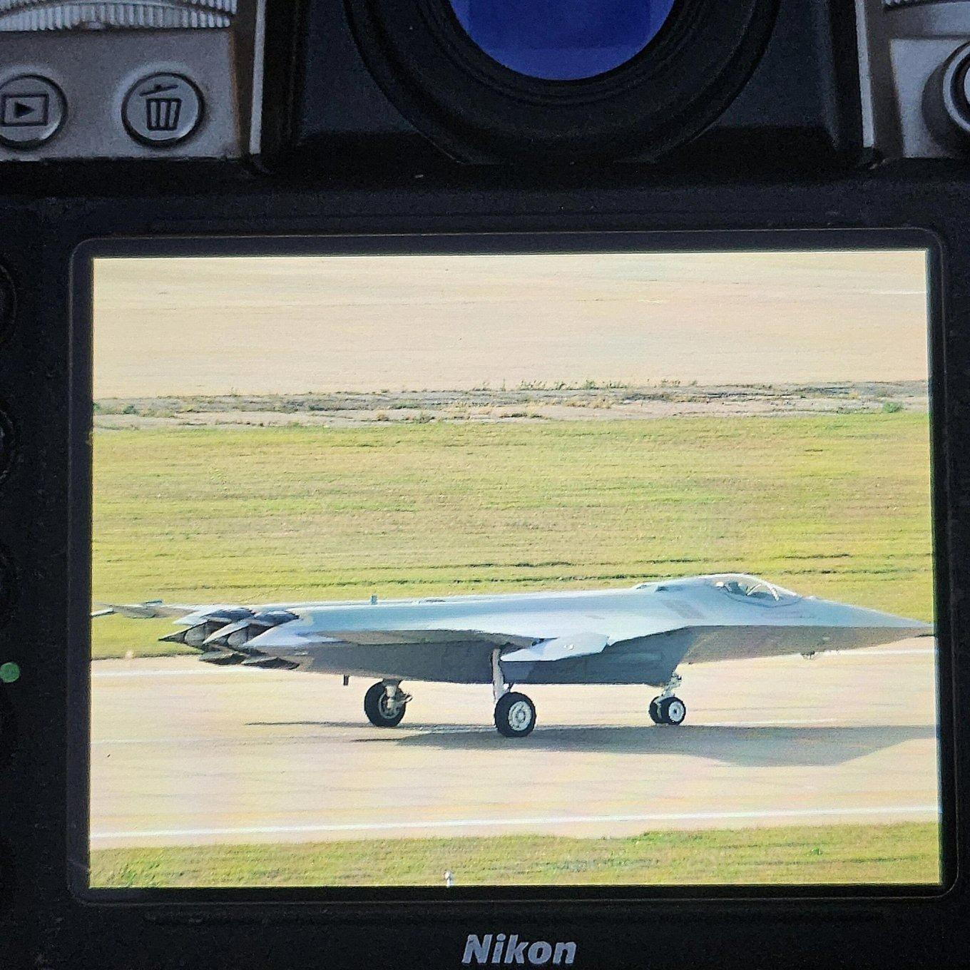 GENERASI KEENAM - Foto jelas pertama dari jet tempur J-50 generasi ke-6 China yang diambil dari jarak yang cukup jauh, dan merupakan hasil pemotretan ulang layar kamera.