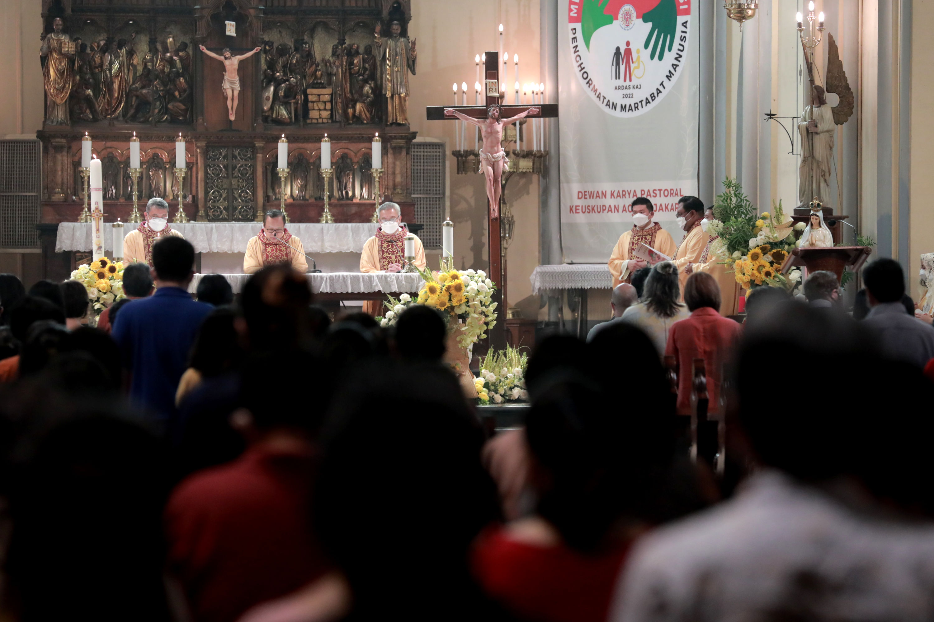 Warna Liturgi Malam Paskah: Simbol Kebangkitan Yesus